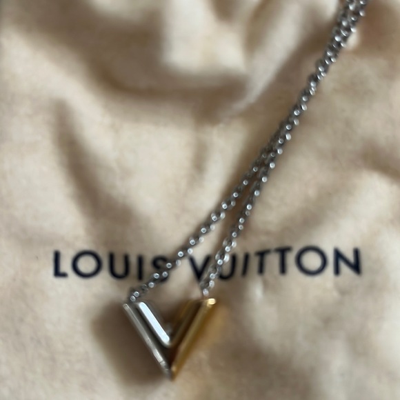 The Essential V necklace - Picture 3 of 4